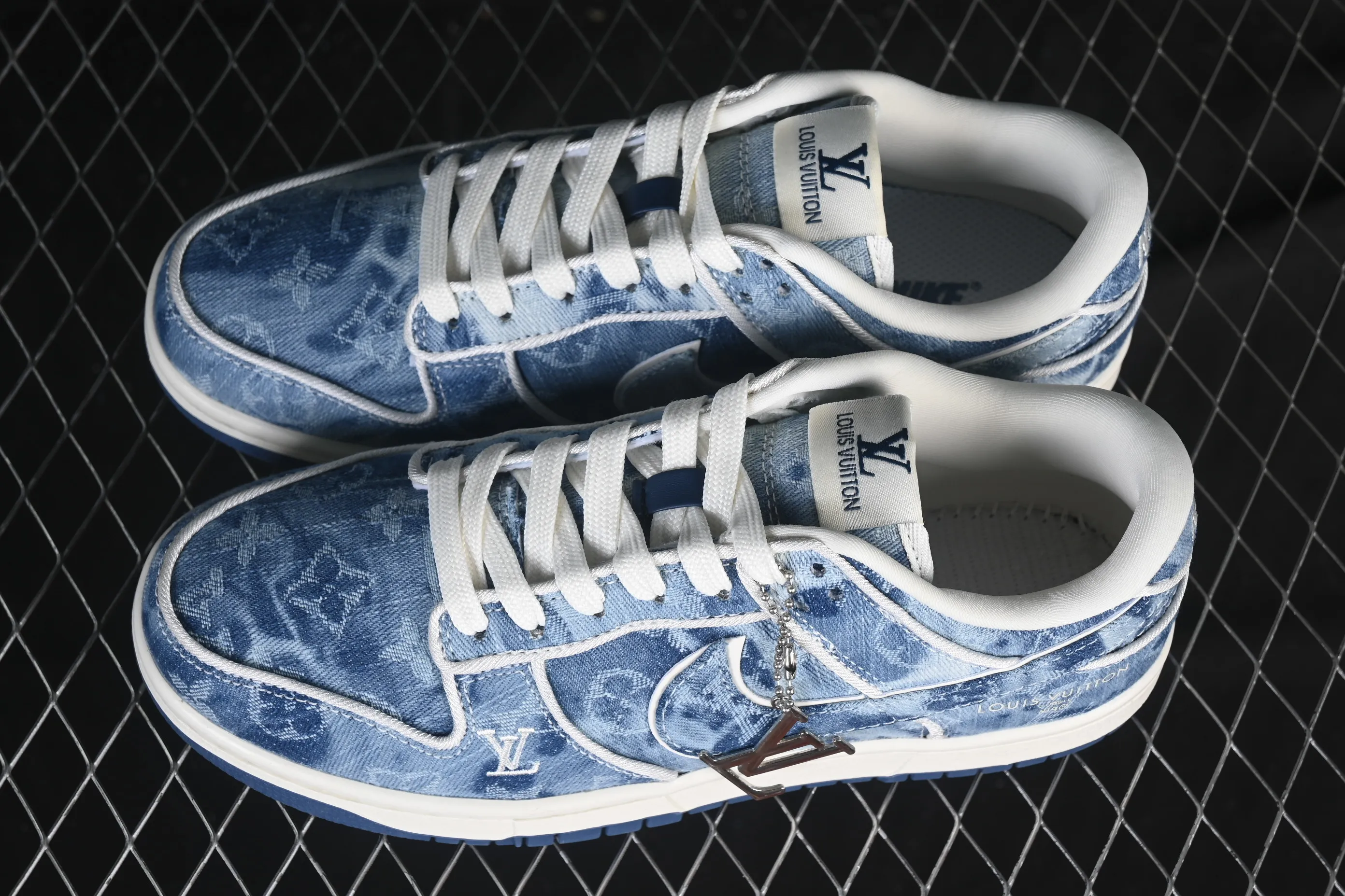 All categories Nk SB Dunk Series Nk SB Dunk Low High-end customized low-top sneakers Nike SB Dunk Low LV joint light blue denim Anniversary high-end customized low-top casual sneakers SC0601-468